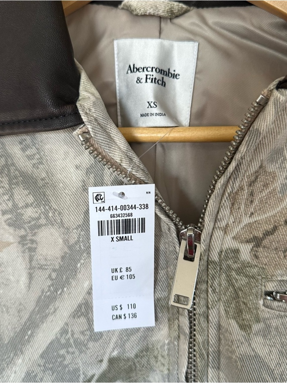 Abercrombie & Fitch Light Gray Camouflage Crop Bomber Jacket with Dark Collar - Picture 4 of 4